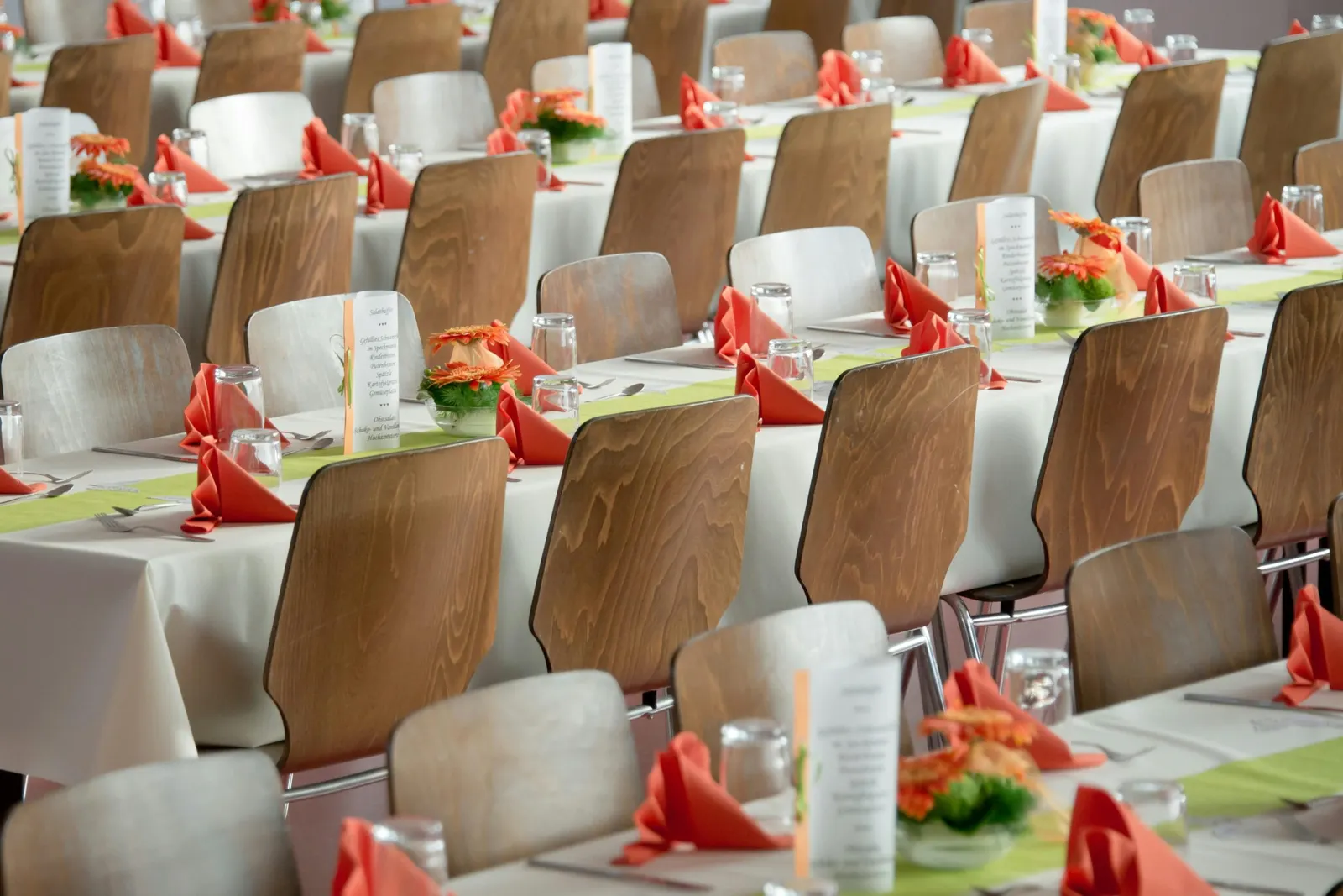 Bruiloftzaal klaar voor een Syrisch buffet