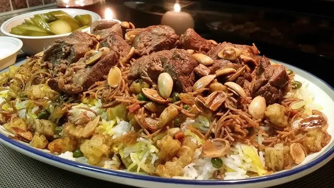 Maqluba-rijst – met noten, Syrische catering